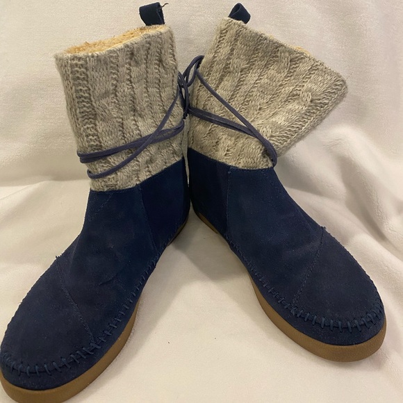TOMS Nepal Navy Blue Suede Tie Cable Knit Winter Boots Moccasin Style - Picture 2 of 5